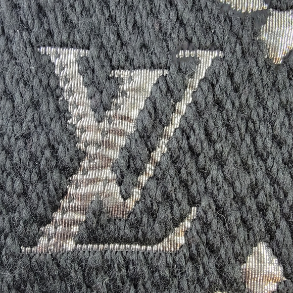 NWOT LOUIS VUITTON Logomania Scarf - Picture 9 of 10